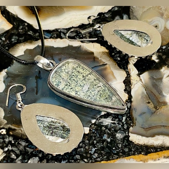 Chrysotile in Serpentine Pendant & Earrings Set - Picture 12 of 15